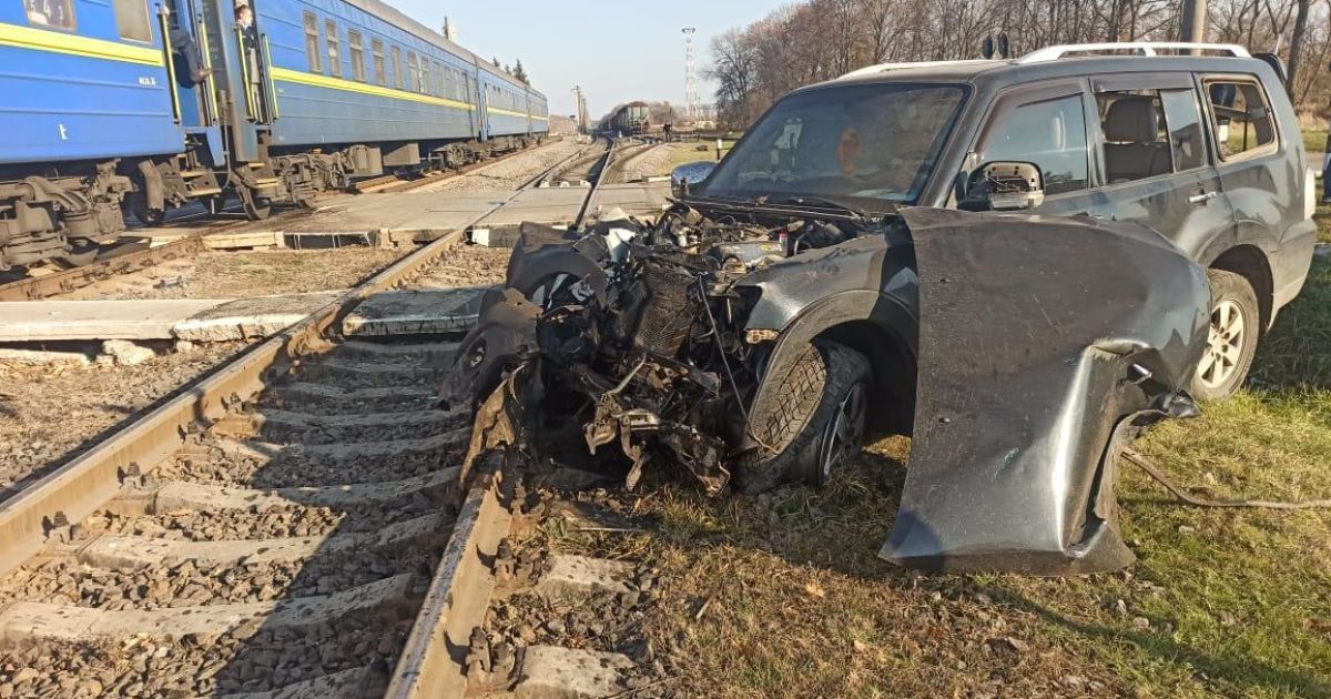 Неподалік Харкова пасажирський потяг врізався у автівку на залізничному переїзді