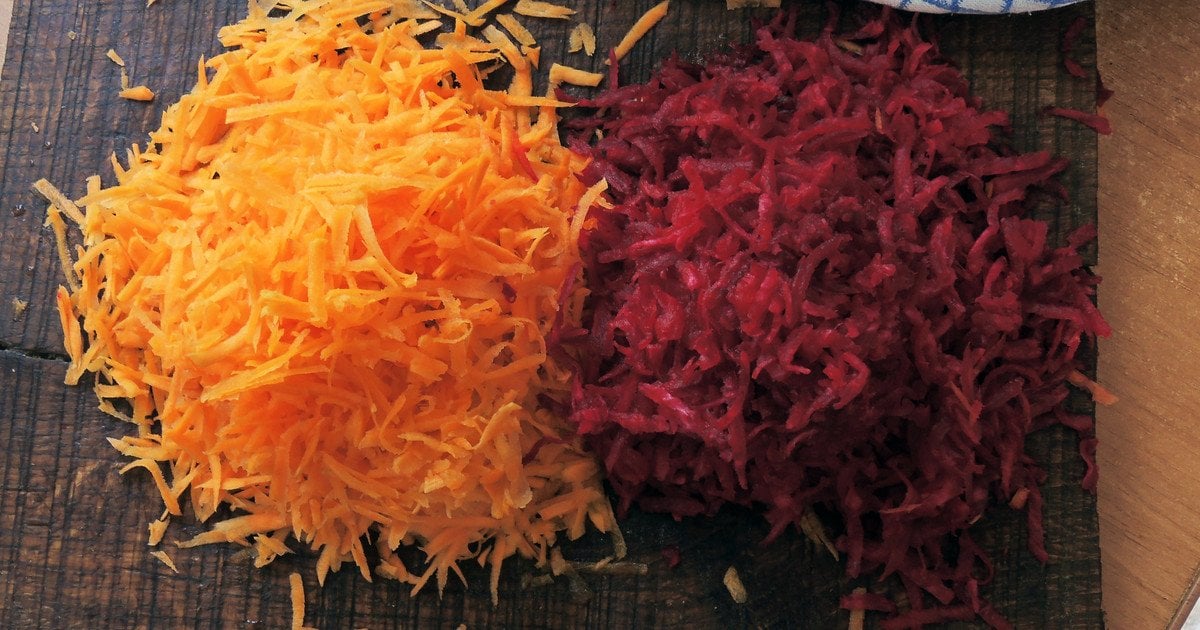 Салат із моркви та буряка з маринованою цибулею