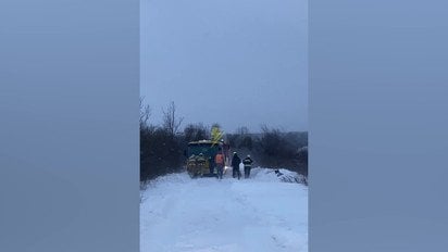 Рятувальники проти стихії: як визволяли автобус із заметів на Франківщині