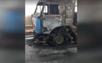 На николаевский трассе на ходу загорелся грузовик с древесиной