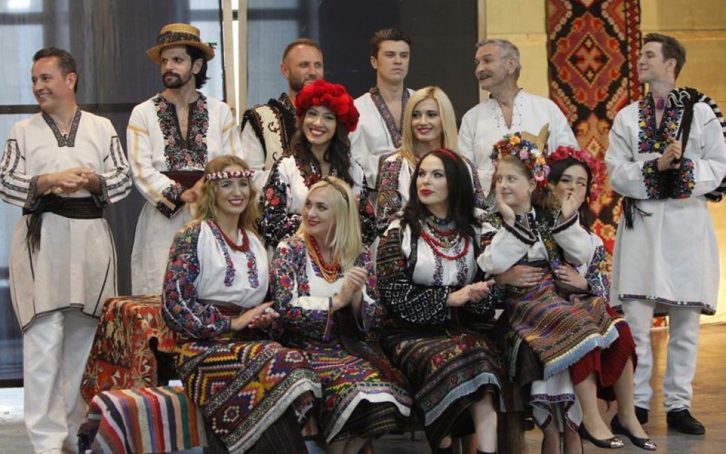 Украинские звезды приняли участие в показе вышиванок / © 