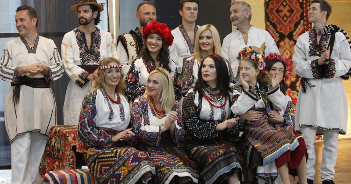 Украинские звезды приняли участие в показе вышиванок