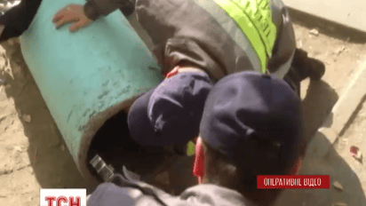 МЧСники спасли первоклассника, который застрял в мусорном баке