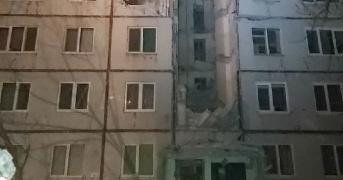 У Харкові російські війська поцілили багатоповерхівку: загинула жінка