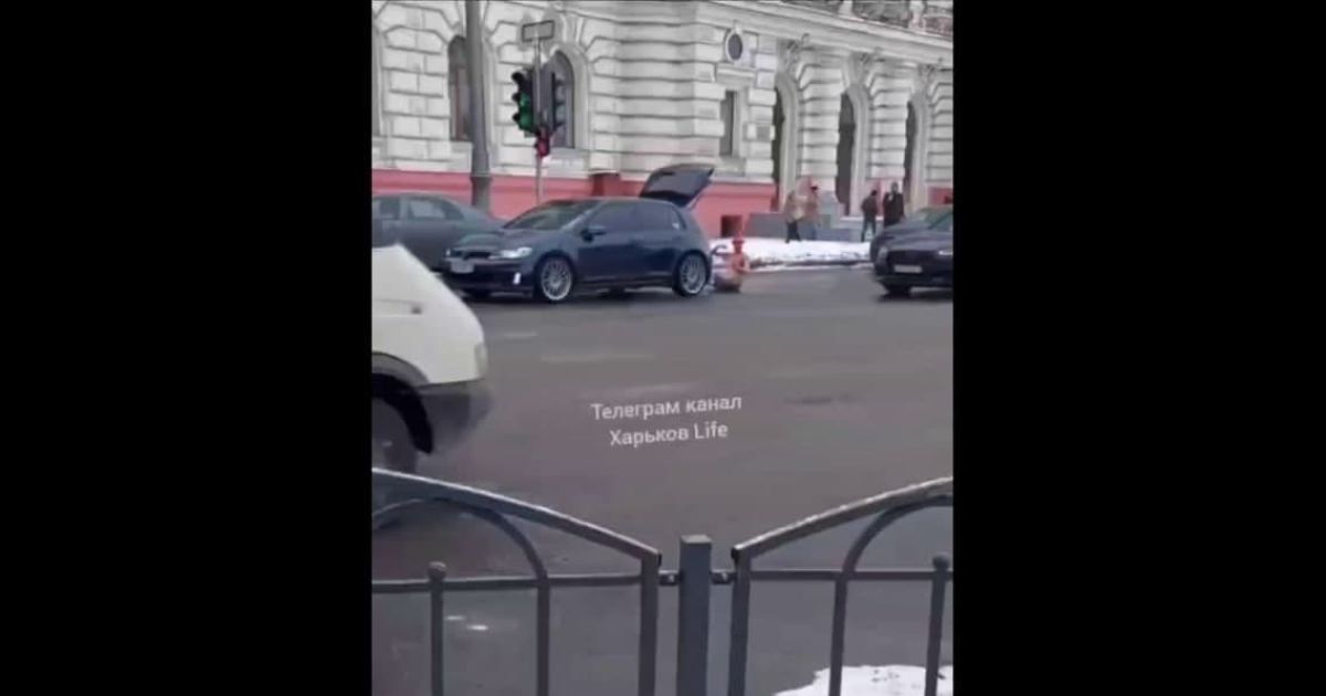 "Хайпонул по-королевски": в Харькове полуголый горожанин ездил по городу в тазике с красной икрой (видео)