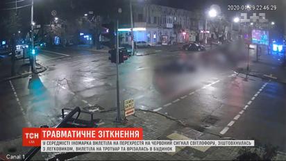 В Одесі іномарка проігнорувала світлофор, вилетіла на перехрестя і зіткнулася з легковиком