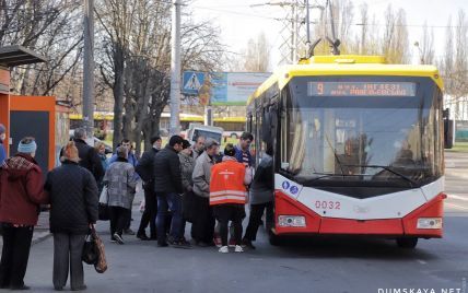 В Одессе люди блокируют общественный транспорт из-за ограничений в связи с карантином
