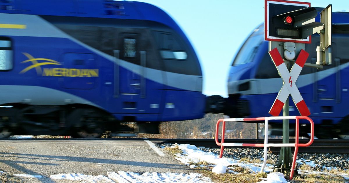 У Дніпрі поїзд на переїзді протаранив авто патрульних
