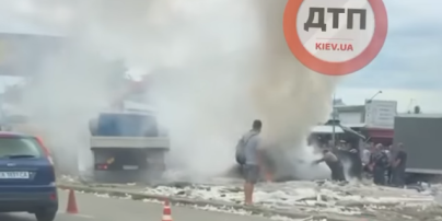 В Киеве горит рынок "Юность": видео