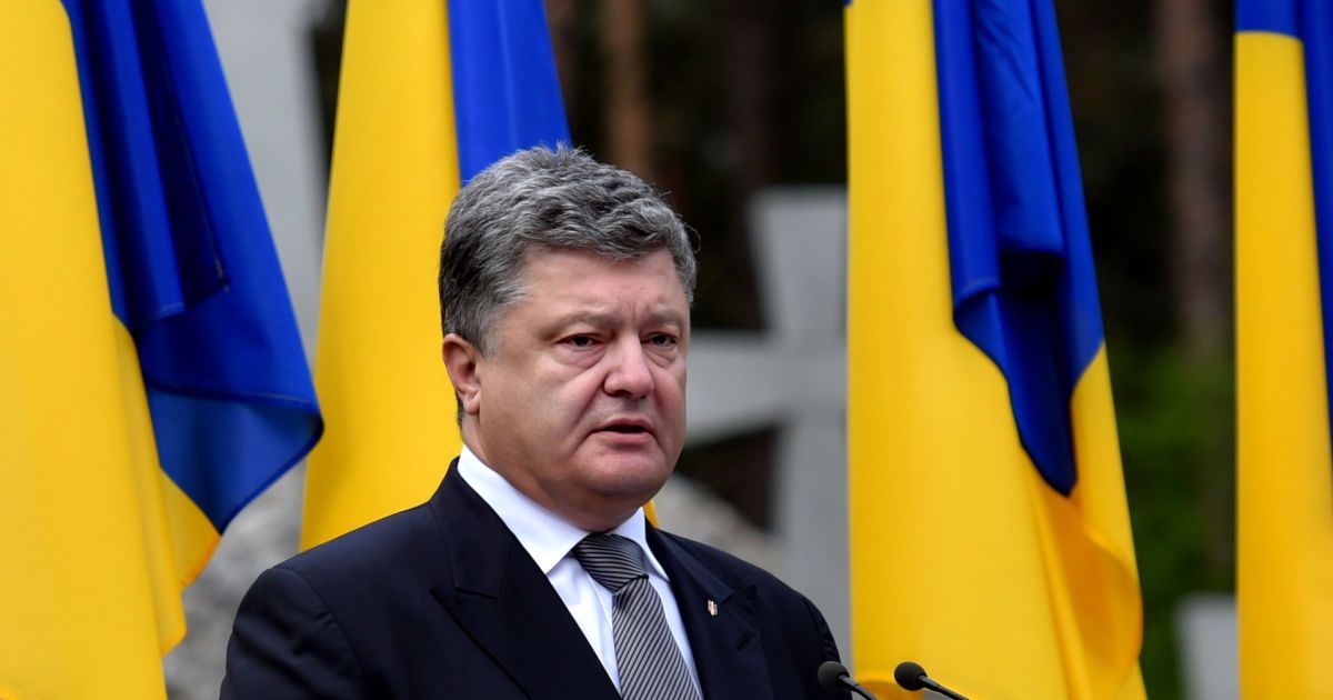 Порошенко и Яценюк почтили память жертв сталинских репрессий в Быковне