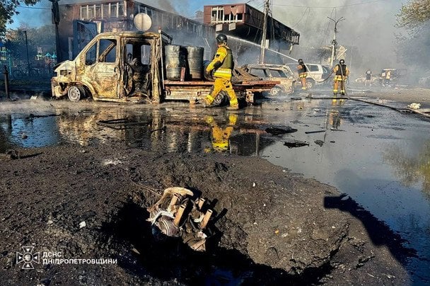 10 вересня 2026. Окупанти вдарили по ТРЦ у Павлограді: п’ятеро людей загинули, 67 поранені. / © ДСНС