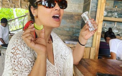 Пила текілу в барі: Сальма Гаєк показала кадри з відпустки