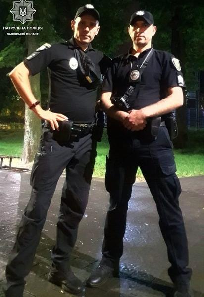 Истекал кровью: во Львове 27-летний мужчина прямо посреди улицы перерезал себе вены