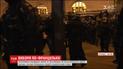 У Парижі день голосування завершився нічними сутичками