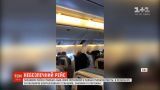 В США из-за турбулентности в самолете пострадали более 30 пассажиров