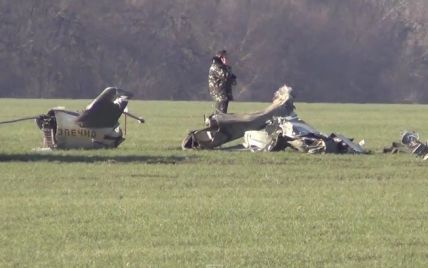В сети появилось видео с места падения военного вертолета на Киевщине