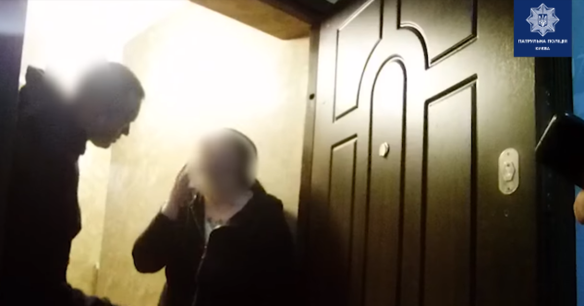 У Києві чоловік побив дружину і намагався вистрибнути з 24 поверху: відео