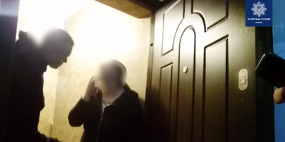 У Києві чоловік побив дружину і намагався вистрибнути з 24 поверху: відео