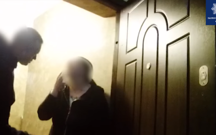 В Киеве мужчина избил жену и пытался выпрыгнуть с 24 этажа: видео