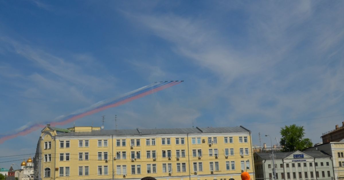 Россияне так и не смогли попасть на разрекламированный парад / © Фото Дмитрия Флорина