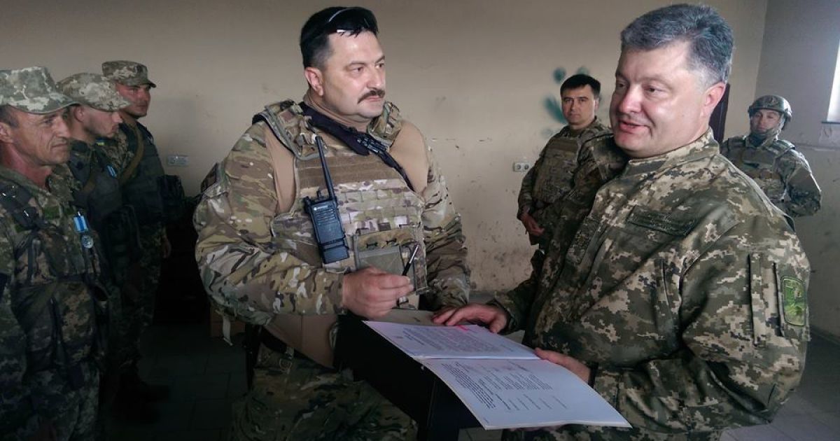 Пески пережили бешеный обстрел после внезапного визита туда Порошенко