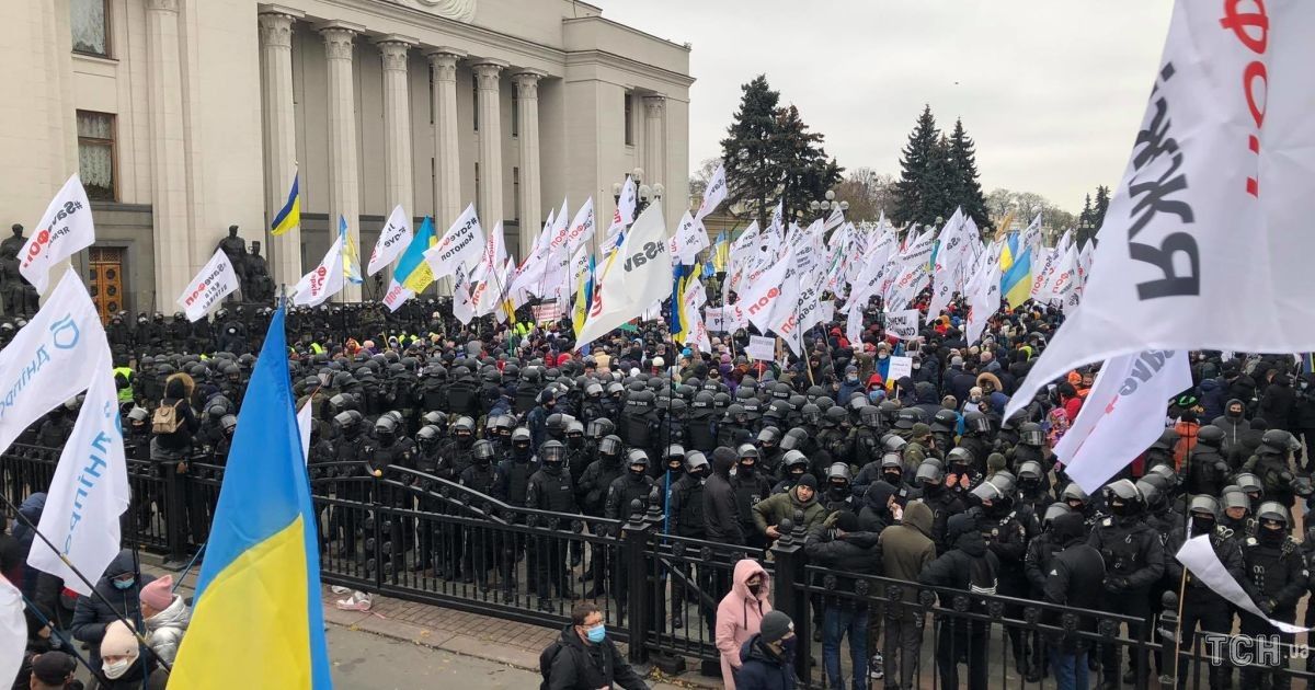 У Києві протестувальники заблокували входи до Ради