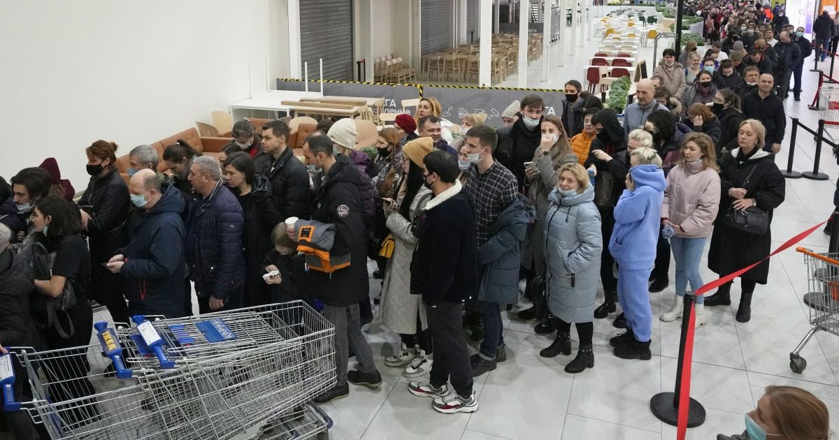 У Росії готуються до невизначеного майбутнього: через різке знецінення рубля під магазинами - довгі черги