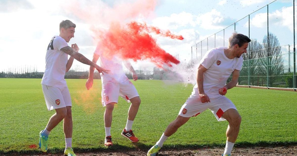 Футболисты лондонского "Арсенала" испачкались яркими красками в честь праздника Холи