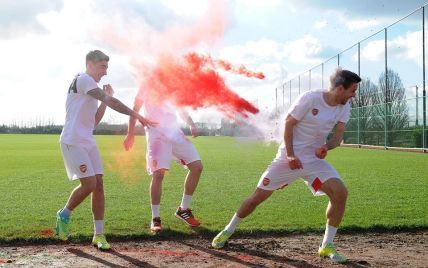 Футболісти лондонського "Арсенала" забруднилися яскравими фарбами на честь свята Холі