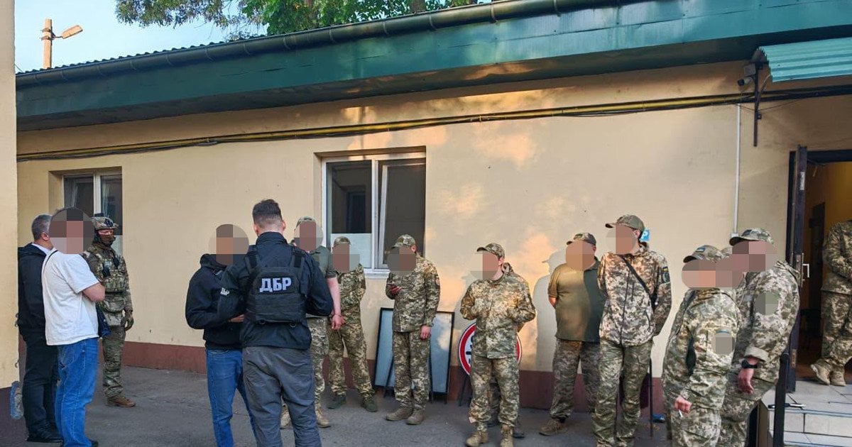 Били, запугивали и незаконно удерживали людей: ГБР разоблачило группу работников РТЦК в Одесской области