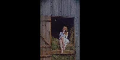 Тина Кароль исполнила хит «One Heartbreak» на стоге сена в Карпатах