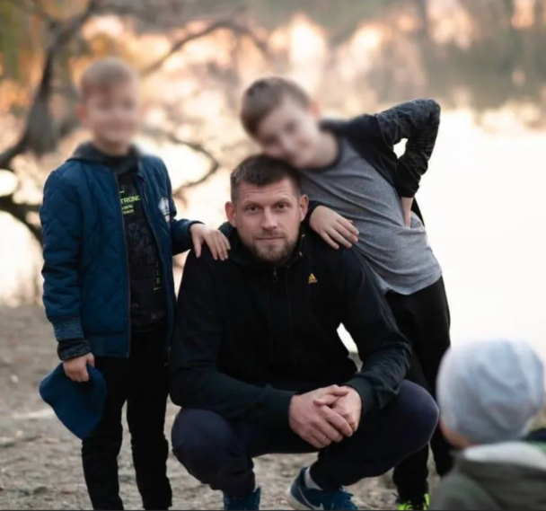 Джумбері Сілогава із, ймовірно, своїми дітьми / Скриншот