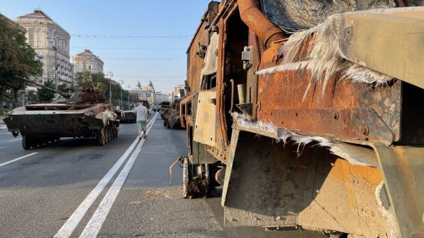 Знищена російська військова техніка на Хрещатику / Фото: Суспільне