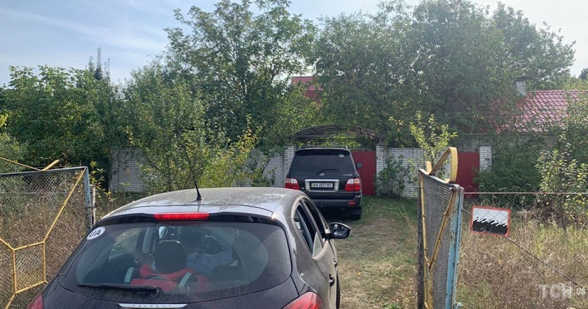 Юрченко прятался от подозрения в доме отца, а тот — бросался камнями в журналистов