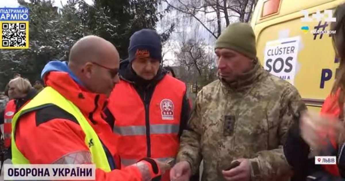 Іспанці, які не мають жодного стосунку до України, привезли до Львова карети швидких та тонну медикаментів
