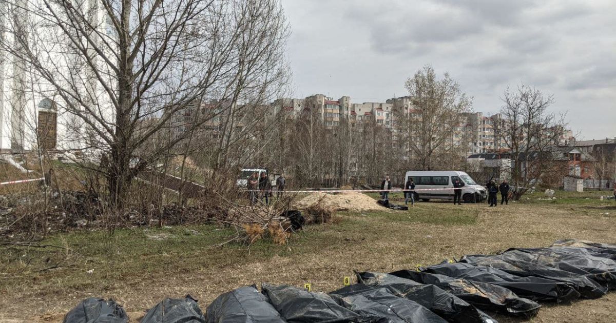Усі з вогнепальними пораненнями: у Бучі розпочалася ексгумація тіл, похованих у братській могилі (фото)