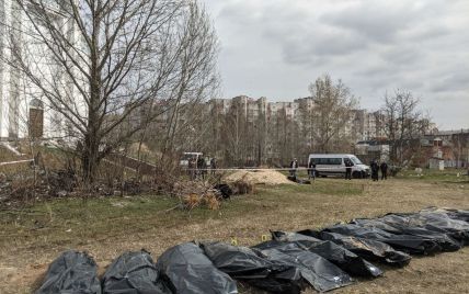 Криміналісти дістали із братської могили в Бучі розстріляні й обгорілі тіла родини, яка намагалась евакуюватися