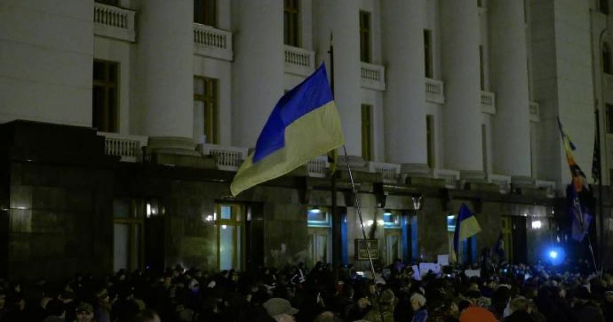 Тысячи людей сошлись к Офису Зеленского с флагами и палатками