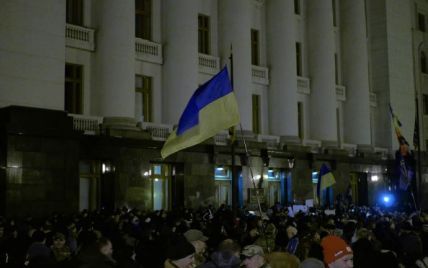 Тысячи людей сошлись к Офису Зеленского с флагами и палатками