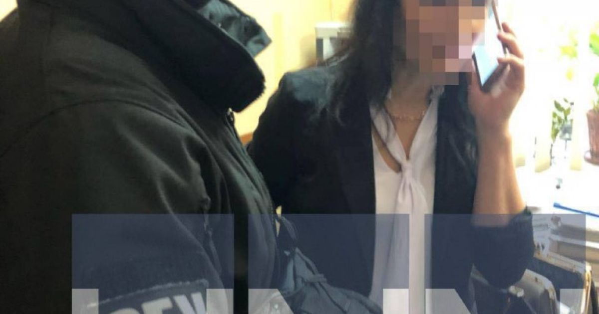 В Киеве на взятке поймали работников Подольского райсуда, ведутся обыски