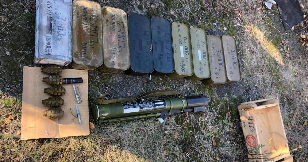 На Донеччині у покинутому будинку виявили схованку з боєприпасами та гранатометом