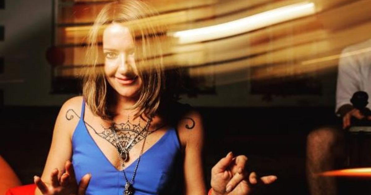 Помолоділа Могилевська з розмальованими грудьми у сукні-сорочці відсвяткувала день народження