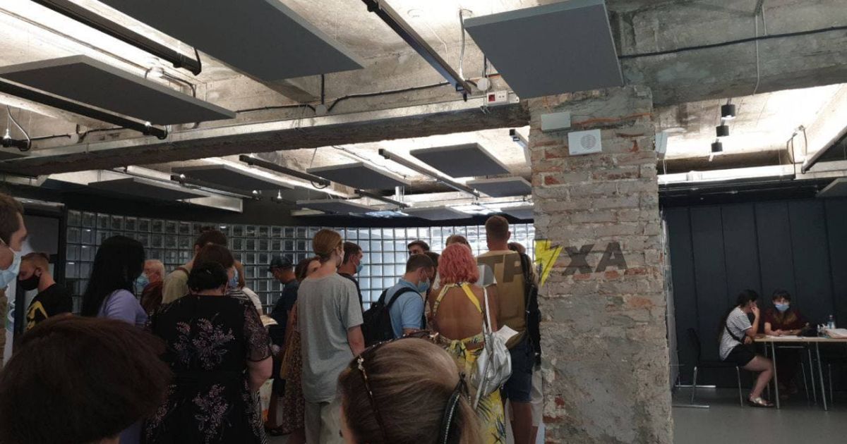 Люди стоять під сонцем 40 хвилин: у Харкові обурилися роботою центру масової вакцинації (фото)