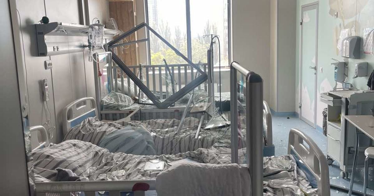 Поврежденное ракетой отделение офтальмологии больницы "Охматдет"