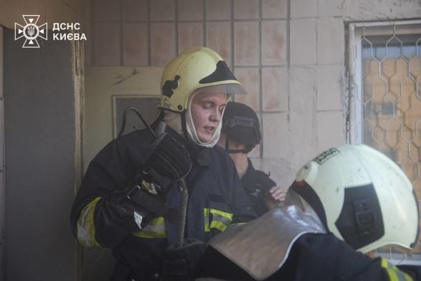 Рятувальники під час ліквідації наслідків влучання у житловий будинок / © 