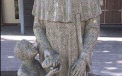 В Австралии разгорелся скандал из-за "неприличной" статуи святого 