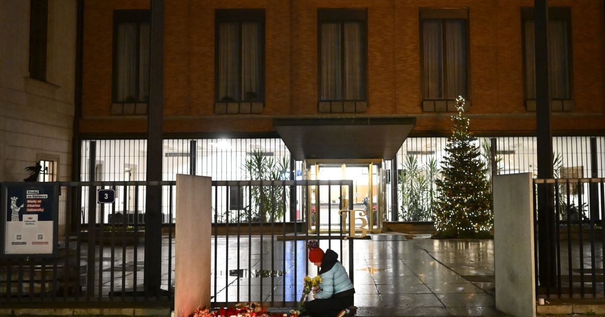 Траурні свічки за жертвами масової стрілянини біля будівлі філософського факультету Карлового університеті у Празі