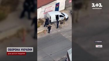 Вклали на асфальт, зв'язали руки і заштовхали в авто: працівники ТЦК жорстко затримали одесита
