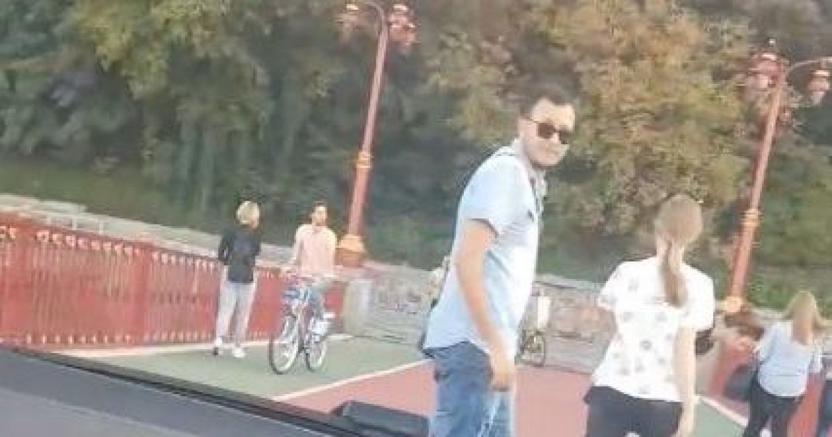 "Проїхав просто тому, що можу". У Мережі молодики похизувалися заїздом на Пішохідний міст у Києві