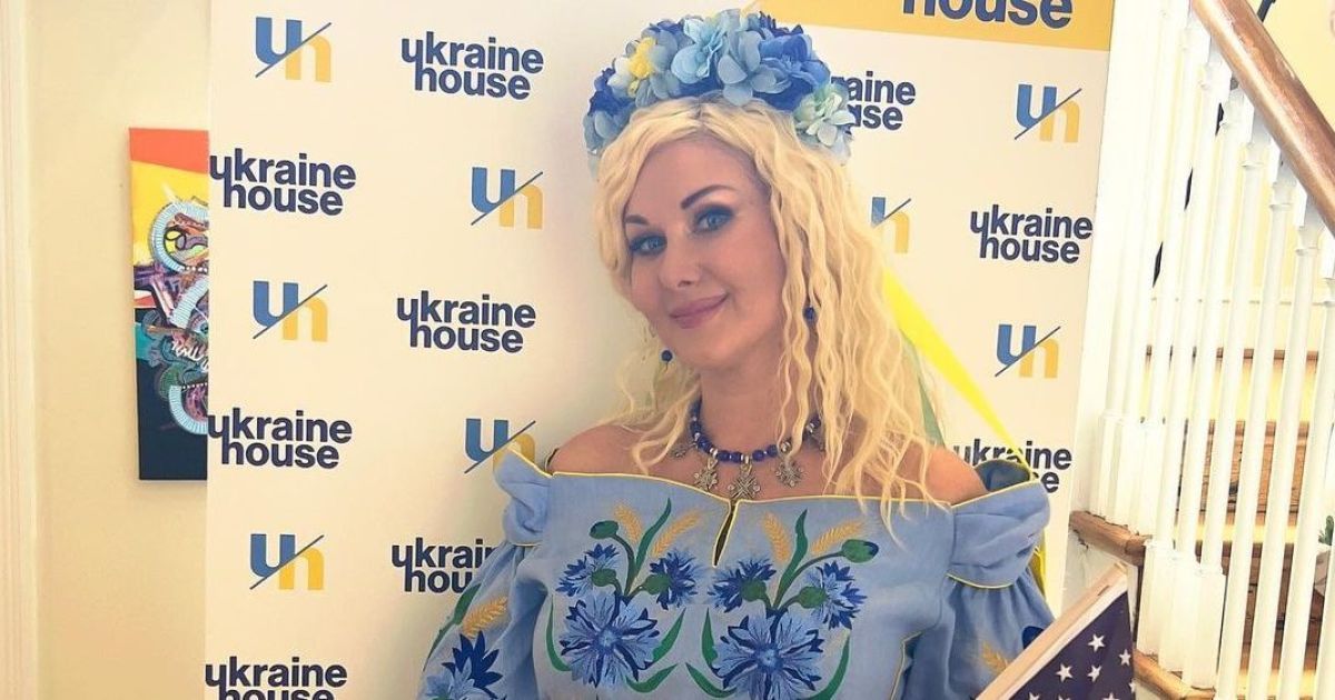 Екатерина Бужинская продемонстрировала красивый образ в платье ...